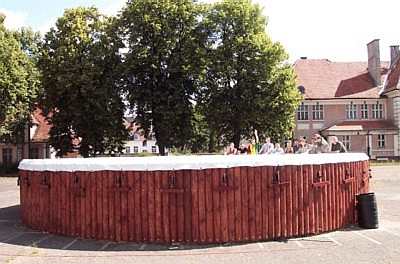 Na pierwszym planie b�ben, na drugim Ostr�da