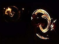 Chodzi cz�owiek i macha ogniami