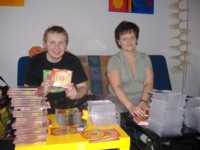 Boss prezentuje p�yt�, obok Sylwia gotowa do sk�adania